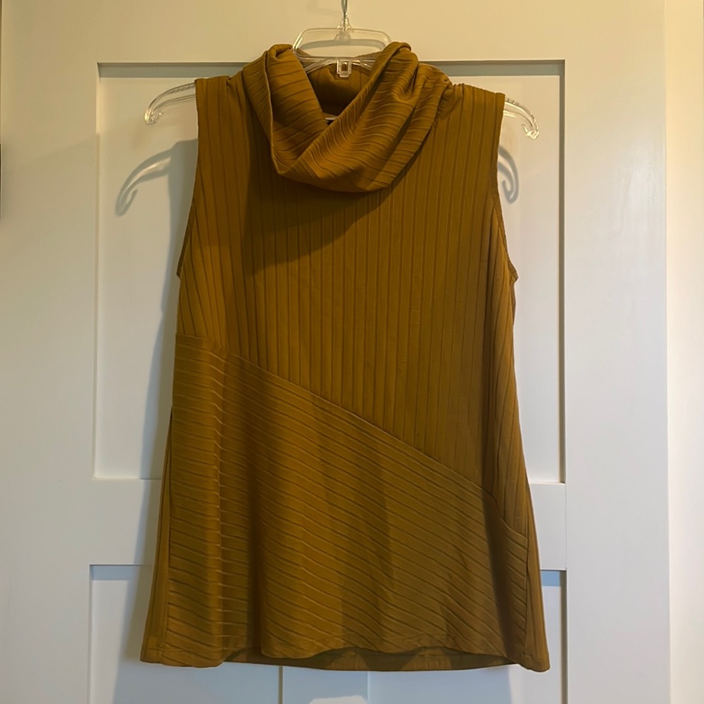 Loft turtleneck tank size M